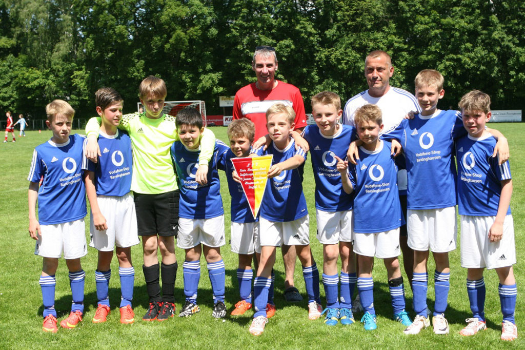 Meisterehren: Staffelleiter Matthias Fetköther (hinten links) überreichte den obligatorischen NFV-Wimpel an das erfolgreiche Team von Basche United, das von Mirko Grothe (hinten rechts) gecoacht wird. Fotos: Bratke