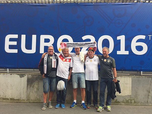 Euro 2016: Dicker (von links), Jens, Todda, Micha und Burkhard vor dem Pariser Prinzenpark und dem letzten Gruppenspiel der deutschen Mannschaft.