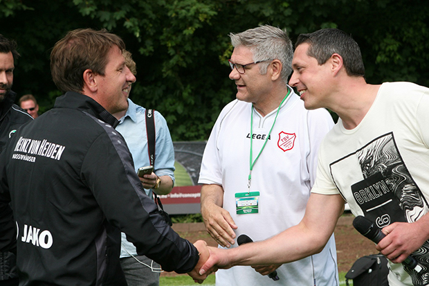 Handschlag-Versprechen: die beiden Trainer Daniel Stendel (96) und Thorsten Kropp (TSV). Fotos: Erk Bratke