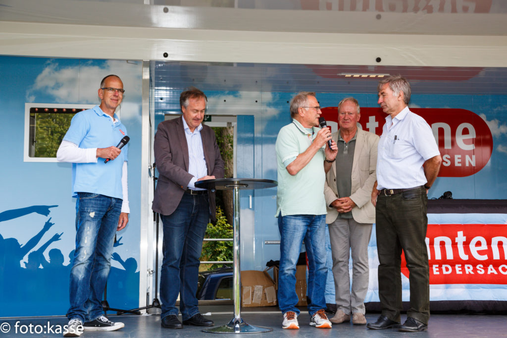 Sport im Verein ist wichtig: Moderator Klaus Danner (dritter von rechts) im Gespräch mit Vertretern aus Sport und Politik. foto:kasse