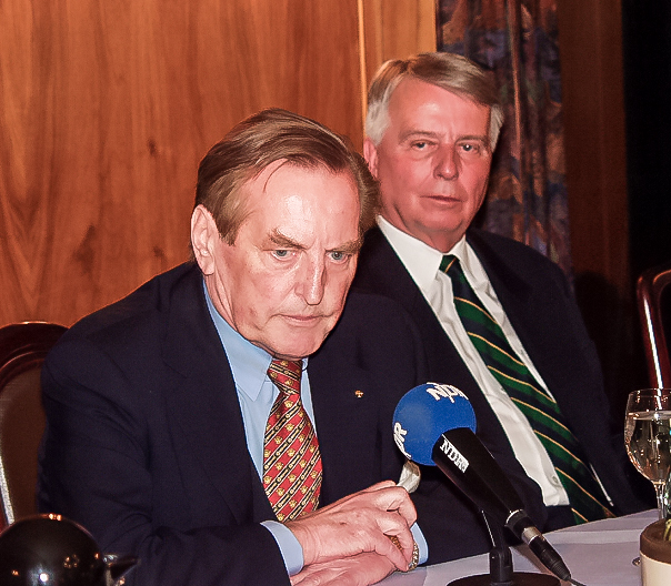 Gemeinsam beim DFB: Gerhard Mayer-Vorfelder (links/verstorben im August 2015) und Engelbert Nelle bei einer Tagung im Barsinghäuser Fuchsbachtal – die beiden Weggefährten waren nicht immer einer Meinung.