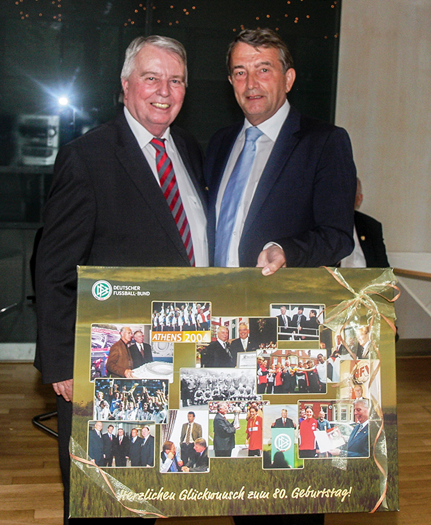 Glückwünsche: Der damalige DFB-Präsident Wolfgang Niersbach (rechts) gratuliert Engelbert Nelle zum 80. Geburtstag.