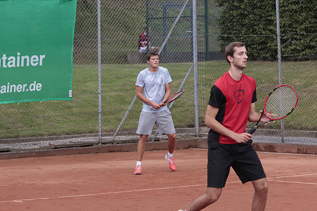 Sieg im Doppel: Die Lokalmatadoren Jonas Lichte (hinten) und Timo Schmidt (vorn) vom gastgebenden SV Gehrden.   Fotos: privat
