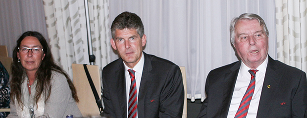 Einer von vielen Auftritten in Barsinghausen: Engelbert Nelle (von rechts) am Tisch mit NFV-Direktor Bastian Hellberg und der Barsinghäuser Politikerin Dr. Kerstin Beckmann anlässlich des 44. NFV-Verbandstages im Jahr 2014. Fotos: Bratke / NFV