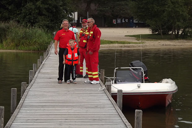Vor dem Start: DLRG-Helfer passten Gianni eine Rettungsweste an.