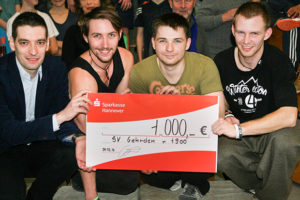 Scheckübergabe: LSB-Referent Roy Gündel (von links) überreichte den 1000-Euro-Scheck stellvertretend an die Parkour-Übungsleiter Adrian, Maxi und Pascal.