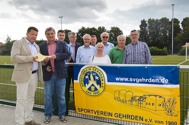 Schlüsselübergabe: Bürgermeister Cord Mittendorf (links) – selbst seit knapp 45 Jahren Mitglied im SV Gehrden – übergab symbolisch einen goldenen Schlüssel an Rolf Meyer. Fotos: Bratke/privat
