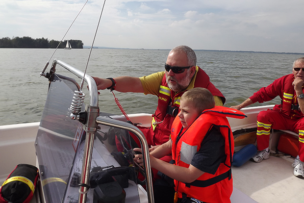 Aufregend: Gianni am Steuer des DLRG-Rettungsbootes.Fotos: DLRG