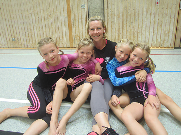 Die Jüngsten können sich noch stark verbessern: Marlene Berndt, Marina Eberhard, Emma Gasterich und Lina Krone mit Betreuerin Verena Eberhard (von links). Fotos: Lücke