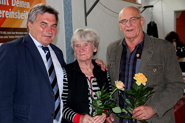 Gratulation: SVG-Vorstandssprecher Rolf Meyer (von links) mit Uschi Menze und Jürgen Lehnhoff, die beide mit der Goldenen Verdienstnadel ausgezeichnet wurden.