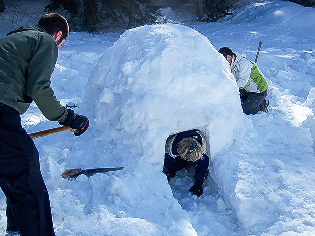Hüttenbau: Auch der Iglu-Bau steht auf dem Programm beim neuartigen Outdoor-Lehrgang „Wintersport & Natur“. Foto: RSB/LSB