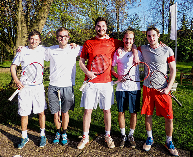 Erneuter Aufstieg: Gehrdens Tennis-Asse Simon Lichte, Jonas Memenga, Lorenz Eller, Peter Kleinhans und Ben Knop (von links). Foto: privat