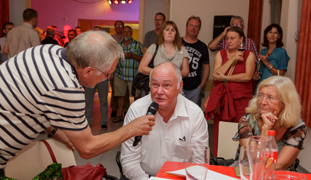 Klaus Danner (links) moderierte die Wahlparty der Stadt im ASB Bahnhof. foto:kasse