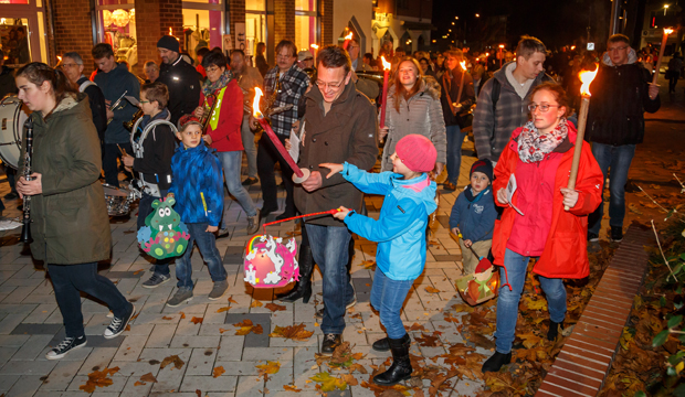 Höhepunkt des Novembermarktes: Der große Laternenumzug. foto:kasse