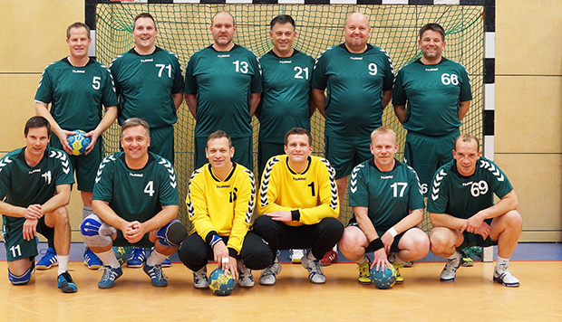 Formation 2015: Nach ihren Teilnahmen am Berliner „Oldie-World-Cup“ ist die Truppe um Teamchef Jörg Beckmann (stehend Zweiter von rechts) nun auf internationaler Bühne am Start.