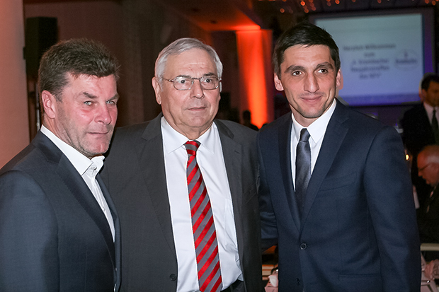 Gastgeber: NFV-Präsident Karl Rothmund mit Dieter Hecking (links) und Tayfun Korkut (rechts), dem Star-Gast-Duo aus dem Jahr 2015. Foto: Bratke