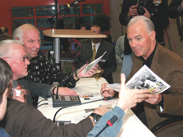 Audienz beim Kaiser: Für das Neujahrstreffen (2002) mit Franz Beckenbauer musste in die Karl-Laue-Halle umgezogen werden. Foto: Bratke
