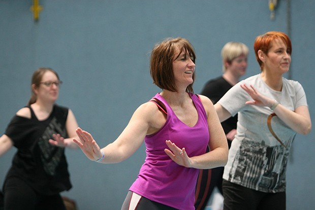 Zumba: Das Fitness-Konzept stammt aus Kolumbien und kombiniert Aerobic mit lateinamerikanischen und internationalen Tänzen.