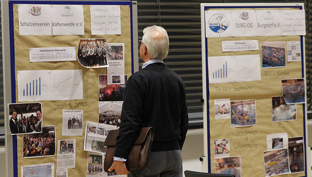 Plakativ auf Stellwänden: Informationen zu diversen Förderungen standen zur Ansicht und Mitnahme für die Teilnehmer bereit.