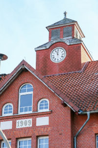 Fünf vor Zwölf: Seit 1909 schlägt die Turmuhr auf der Grundschule zu jeder vollen Stunde.   Fotos: Bratke