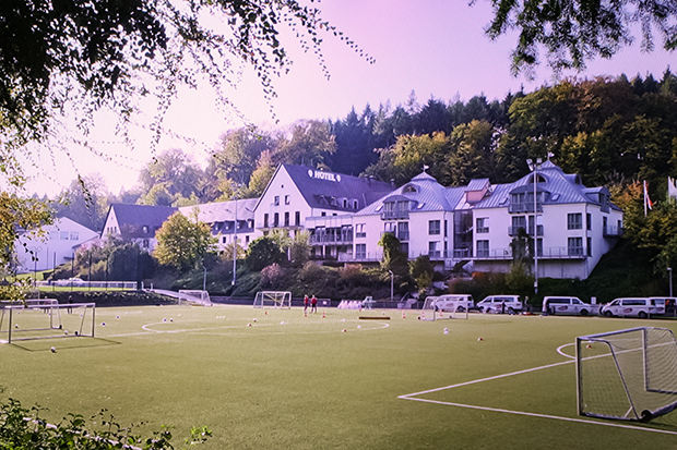 Sanierungsbedürftig: Der Untergrundbelag des Kunstrasenspielfeldes im Fuchsbachtal muss demnächst erneuert werden. Fotos : Bratke