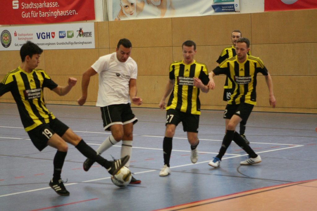 Unterer Kreisfußball: Premiere feierte die neu gebildete III. Herren des TSV B, die sich gegen den MTV Lemmie mit 2:4 geschlagen geben musste – hier versucht sich Tobi Mehrkens gleich gegen drei Lemmier.