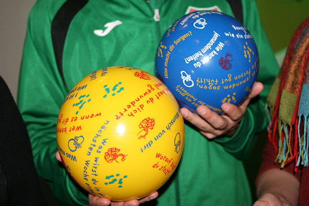 Fangfragenbälle: Ein therapeutisches Spielgerät mit doppelter Symbolik.