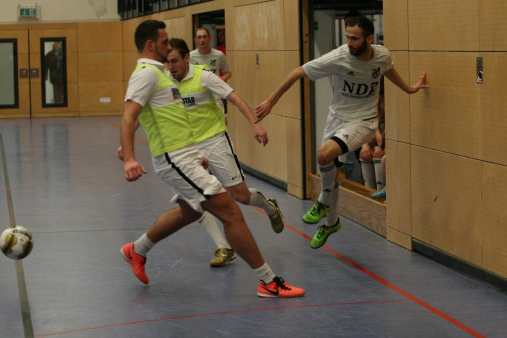 Spiel um Platz 3: Bezirksligist FC Springe (ohne Leibchen) spielte mit dem TSV Kolenfeld im kleinen Finale Katz und Maus – 6:0.
