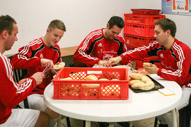 Good Job: Die TSV-Kicker Marcel Dunsing, Luca Triebsch, Marvin Körber und Alexander Wissel (von links) hatten auch beim Catering alles im Griff.