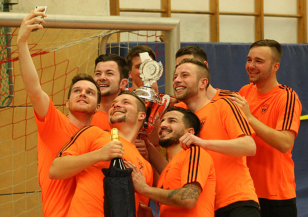 Für die Freunde: Kirchdorfs Team schoss nach dem Turniersieg beim Nachbarn sogleich ein Selfie.