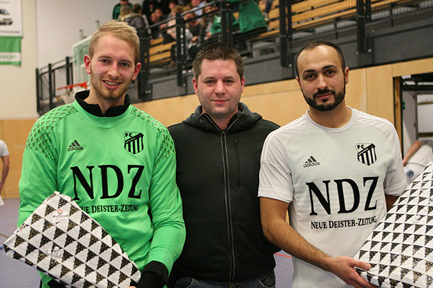 Ausgezeichnet: Dennis Völkers (Mitte), selbst schon Hallo-Cup-Torschützenkönig und heute Stellvertretender Abteilungsleiter, überreichte die Preise an Lennart Janzen (bester Torwart) und Ferhat Arslan (bester Torschütze).