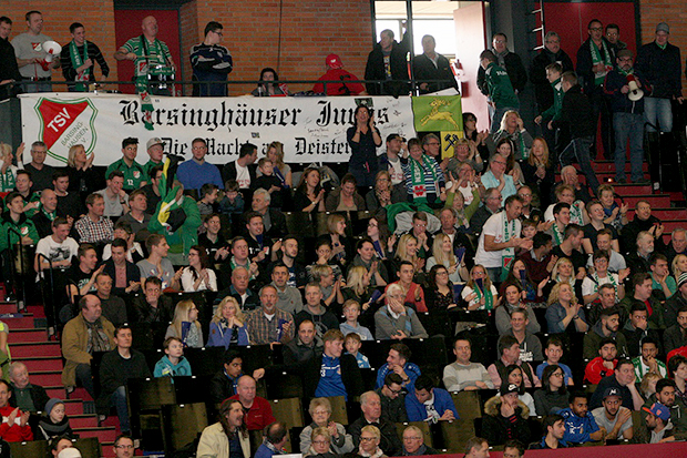 Größte Fangruppe: Beim ersten Masters-Finale in der Swiss-Life-Hall stellten die „Barsinghäuser Jungs“ die zahlenmäßig größte Anhängerschar.