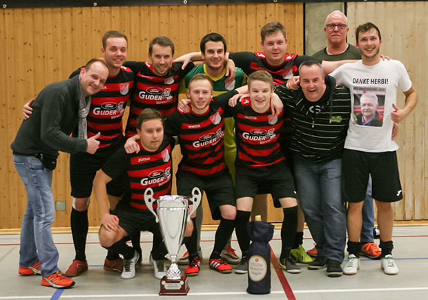 Turniersieger: Der TSV Barsinghausen mit den Sponsoren Thomas Glapa (links) und Timo Haase (Dritter von rechts).