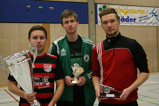 Ausgezeichnet: Alexander Wissel (von links) vom Turniersieger TSV Barsinghausen, Lennart Ptok (SF Anderten) als bester Torwart des Turniers und Torschützenkönig Tobias Zak vom TSV Kirchdorf. Fotos: Bratke