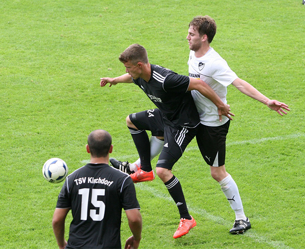 Vereinswechsel: Marvin Schlömer bei einem Stadtmeister-Auftritt im Kirchdorfer Dress. Der 20-Jährige wechselt mit sofortiger Wirkung zum 1. FC Germania Egestorf/Langreder. Foto: Bratke