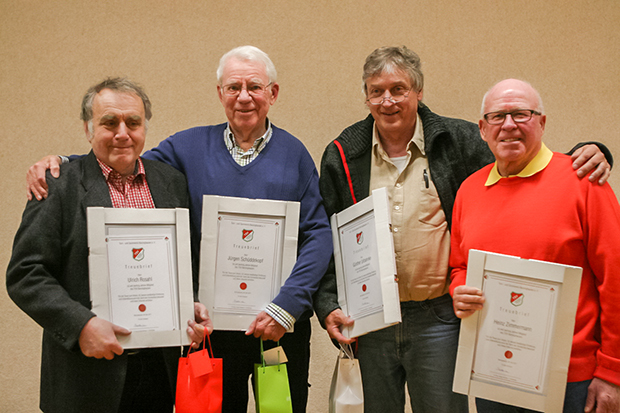 Vereinstreue: Der TSV Barsinghausen zeichnete Ulrich Rosahl, Jürgen Schüddekopf, Günter Urbahnke und Heinz Zimmermann (von links) für 60-jährige Mitgliedschaft aus.