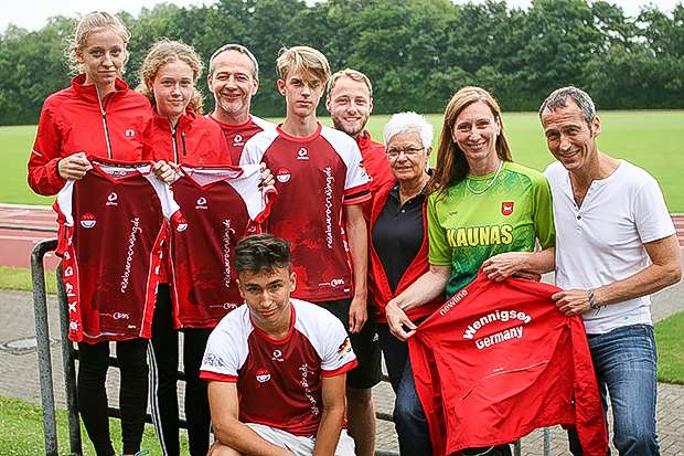 Teamspirit: Henrik Heüveldop (rechts) sorgte einmal mehr für das passende Team-Shirt.