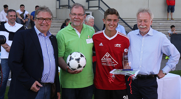 Regionspräsident Hauke Jagau, üstra-Arbeitsdirektor Wilhelm Lindenberg und Dr. Heinrich Jagau (Vorstand Sparkasse Hannover) gratulierten Wunstorfs Spielführer Florian Nolte. Foto: NFV