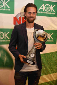 Mit Siegerpokal: Martin Harnik. Foto: NFV