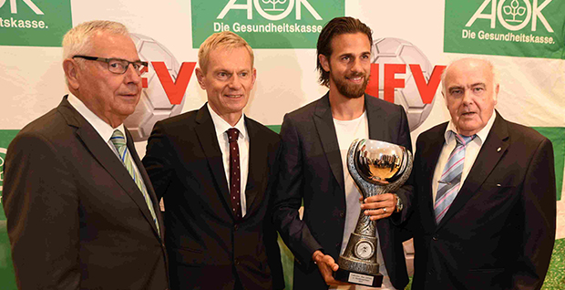 Ausgezeichnet: NFV-Präsident Karl Rothmund (links), AOK-Vorstandsvorsitzender Dr. Jürgen Peter (Zweiter von links) und Hans-Joachim Zwingmann, Vorsitzender des Vereins Niedersächsische Sportpresse (rechts), zeichnen Martin Harnik als Niedersachsens „Fußballer des Jahres 2017“ aus. Foto: NFV