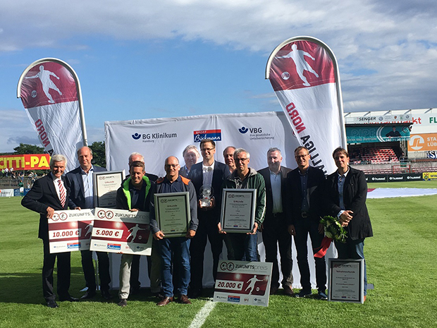 Auszeichnung: NFV-Präsident Eugen Gehlenborg (links) überreichte die symbolischen Schecks an die Gewinnervereine des Wettbewerbs „Zukunftspreis“ des Norddeutschen Fußballverbandes. Foto: NFV