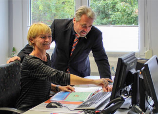 Homepage überarbeitet: Bianca Kramer vom Fachdienst Soziales erklärt Stadtrat Dr. Thomas Wolf die Internetpräsenz zum „Bildungs- und Teilhabeprogramm".