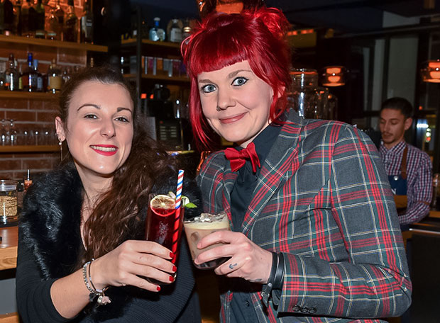 Beim Barkeeper-Treffen in Hannover: Marina Forciniti (Bristol Bar, Frankfurt, links) und Jenny Franke (Chug Club, Hamburg). Fotos: Feege