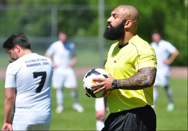 Spielleiter: Güney Artak pfeift als Fußballschiedsrichter für den SC Elite Partien bis zur 1. Kreisklasse.