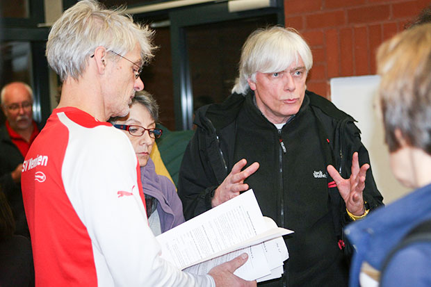 Neuanfang: Reinhard Wiens (rechts), Vereinschef der SG Bredenbeck, im Gespräch mit Trainer Gert Deppe, den es als Übungsleiter ebenfalls zur SGB zieht.