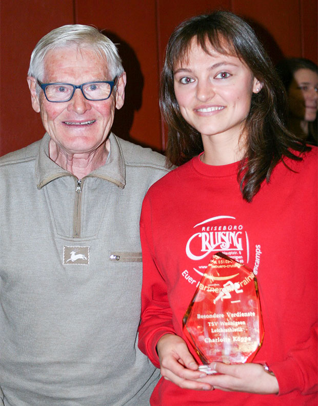 Premiere: Eckhard Marten überreichte den erstmals vergebenen Ehrenpreis an Charlotte Köppe.