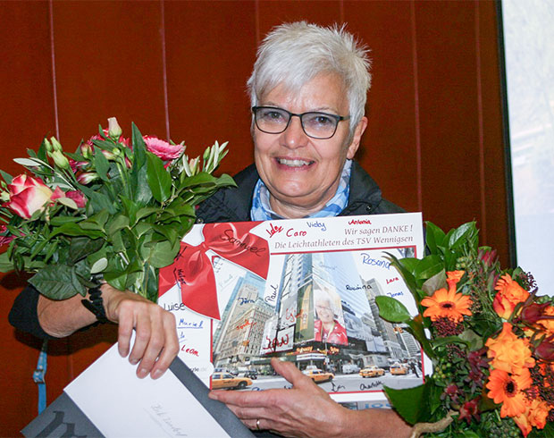 Dank und Anerkennung: Abteilungsleiterin Heike Zündürf mit einem Arm voller Abschiedsgeschenke. Foto: Bratke