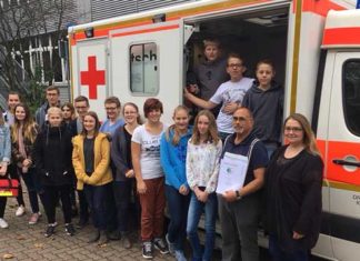 Ausgezeichnet: Die Barsinghäusener Schulsanitäter bekamen als Geschenk eine neue Sanitätstasche und eine Urkunde des DRK-Regionsverbandes verliehen. Rechts Sabine Liebig, Koordinatorin des Schulsanitätsdienstes beim DRK.