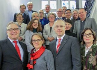 Sie freuen sich über den Erfolg der Gesundheitsregion Region Hannover: Regionspräsident Hauke Jagau (vorne, v. l.), Hannovers Sozialdezernentin Konstanze Beckedorf, Burgwedels Bürgermeister Axel Düker und Cora Hermenau, Dezernentin für Öffentliche Gesundheit der Region, mit der gesamten Steuerungsgruppe der Gesundheitsregion Region Hannover.