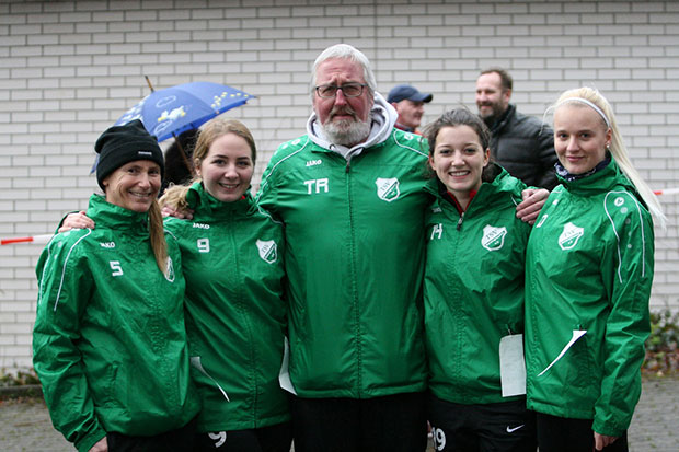 Neulinge: Die vier TSV-Fußballerinnen um Coach Herbert Steding mischten erstmals als Team mit.